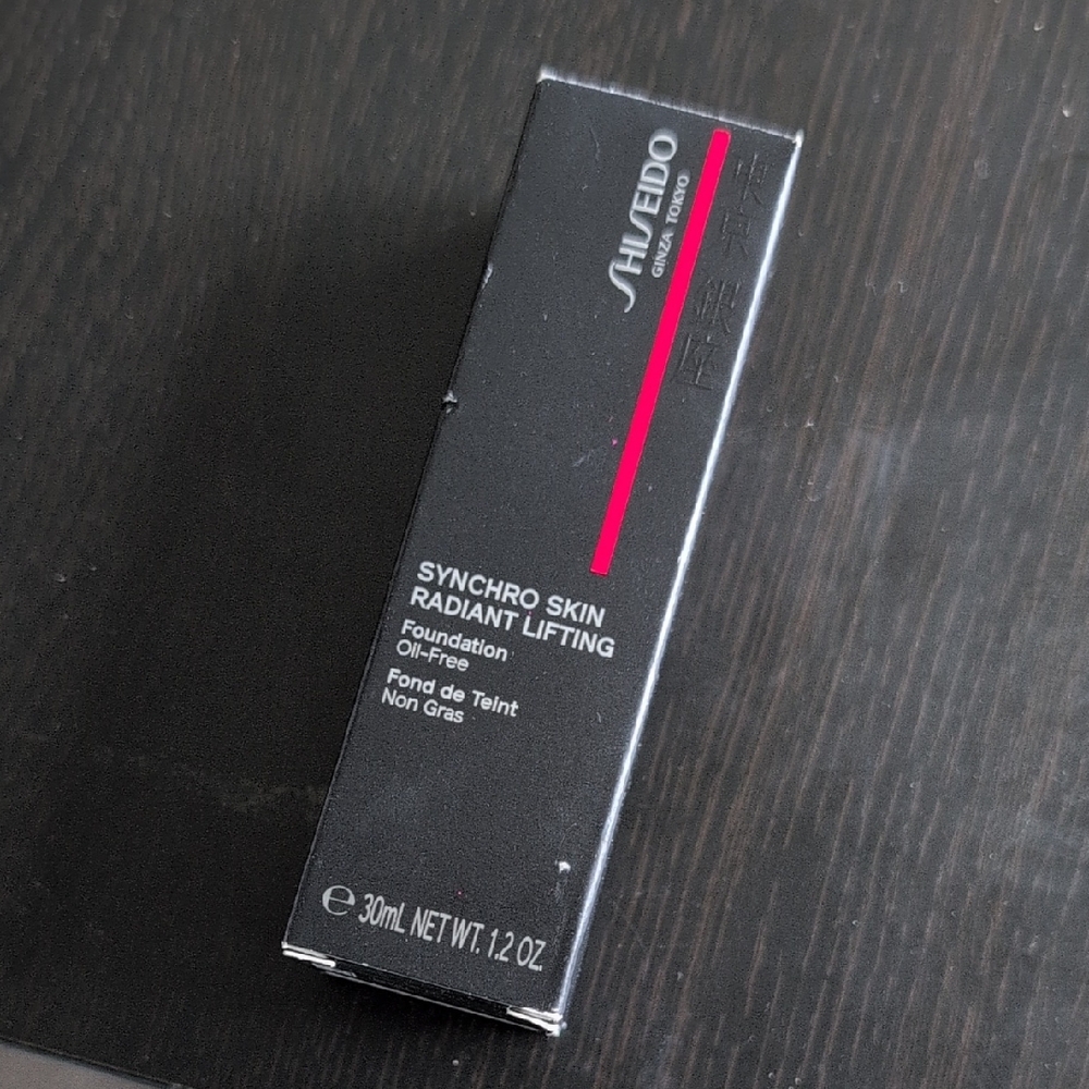 Shiseido Synchro Skin Radiant Lifting Foundation - Black and Pink